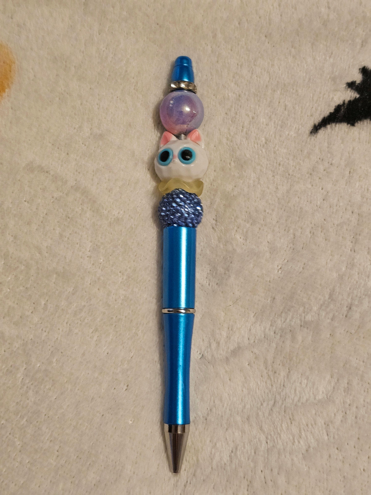 White cat pen